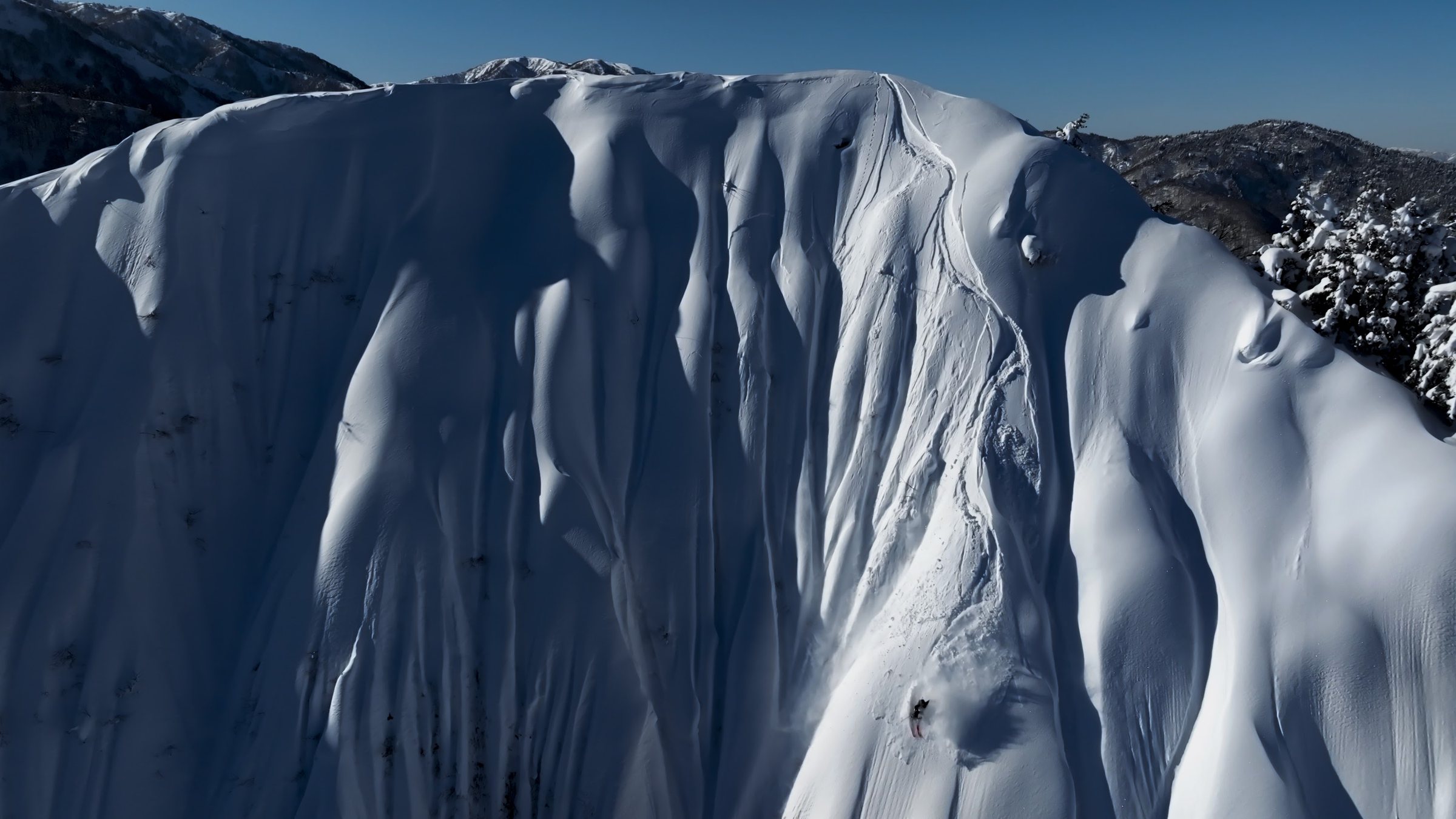 DAICHI MOTOKI riding down a huge snow face - Bonz rider